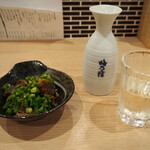Umeno Yado Onsakaba - 旨辛牛すじの煮込み ＆ 冷酒（ハーベスト 山廃純米 ひやおろし）