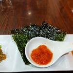 灼味噌らーめん 八堂八 - 左から「ズワイ外子の醤油漬け」「内子の味噌漬け」「海老」