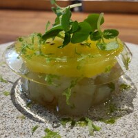 IZA - エビのタルタルにキウイが乗った前菜