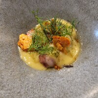 IZA - タコにキャベツソースがかかったもの