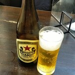 萬福 - 特に指定せず「ビール」と注文すると、赤星（中瓶・560円）が出ます