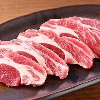 [Lamb meat x sauce] Enjoy Genghis Khan (Mutton grilled on a hot plate) made with tender raw lamb meat