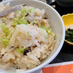 御菓子所 高木 - 冬ごもり炊き込みご飯は、牛蒡&刻み椎茸の炊き込みご飯、刻んだ三つ葉の茎が載せられています。
            牛蒡の香りが良いですね♪