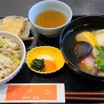 御菓子所 高木 - お雑煮&冬ごもり炊き込みご飯セット(税込1,485円)
            牛蒡&刻み椎茸の炊き込みご飯、刻み三つ葉の茎載せ
            具沢山なお雑煮
            しめじ、椎茸、三つ葉、紅葉麩、紅白蒲鉾、鶏肉、出汁巻き玉子、そして主役の焼き餅