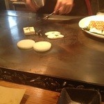 鉄板の上で豆腐、野菜、ヒラメのこんにゃくが踊ります