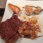 ステーキハウス神楽 - シーフード（サーモン・エビ・ホタテ・サザエ）にメインのお肉はサーロイン