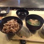 ステーキハウス神楽 - ガーリックライス、お味噌汁、漬物