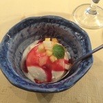 ステーキハウス神楽 - バニラアイス、フルーツトッピング＆ベリーのソースかけ