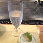 ステーキハウス神楽 - ペリエにライムを絞って