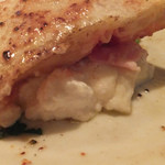 アランジャルシ - ルナロッサの中にはたっぷりの２種類のチーズと生ハム入り