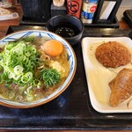 Marugame Seimen - 焼き立て肉うどんに生卵トッピングとハムカツとお稲荷さん