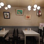 グリルさんばん - いつ頃の照明でしょうか？店内はとてもきれいに掃除されていました