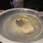 牡蠣・貝料理居酒屋 貝しぐれ - 蛤投入、美味しくなーれ！