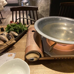 牡蠣・貝料理居酒屋 貝しぐれ 栄泉店 - このお鍋でしゃぶしゃぶします
