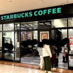 STARBUCKS COFFEE - はい、予想はしていましたが、ドえらい人集りです。別店舗か、若しくは大人しくコンビニで過ごそかとも考えましたが、ここは初志貫徹、コチラへ突撃してみることにしました。