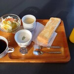 エリカ - 料理写真:●ホットコーヒー（モーニングサービス付き）380円

○トースト
マーガリンが塗られている

モーニングサービスと共に
黄色い容器が提供された

これの説明があったけれど小さくて聞こえない？