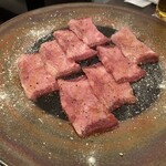 炭火焼肉ホルモンはちすけ 広島本店 - 黒毛和牛上タン塩￥時価は4人での適量提供なのでお値段はちょい増しかな？