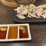 炭火焼肉ホルモンはちすけ 広島本店 - ホルモン刺し3種盛りM￥1,380は4人での適量提供なのでお値段はちょい増しかな？