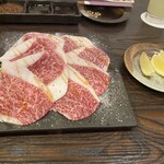 炭火焼肉ホルモンはちすけ 広島本店 - 黒毛和牛希少部位コウネ￥1,280は4人での適量提供なのでお値段はちょい増しかな？