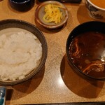 Isshin - ○ご飯
                      
                      ○お味噌汁
                      普通に美味しい味わいだった。