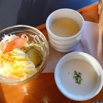 エリカ - ○サラダ

○スープ
市販のサラッとした味わいのポタージュスープとなる。

○茶碗蒸し
カニカマが具材となる。
素がなくて綺麗な見た目。
味わいは普通に美味しい。