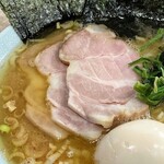 横濱ラーメン あさが家 - チャーシューはジューシーな煮豚。