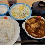 松屋 - ごろごろチキン煮込みカレー大盛サラダセット