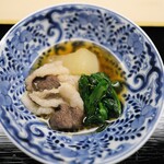 道人 - 熊の鍋を取り分けて。