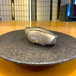 三笠鮨 - ⑪ 天草のコハダ
      　コハダの青魚特有の香りと旨味と、ほのかな酸味のマリアージュ♡  お鮨を食べに来て、ネタがあったら、必ず食べたいお鮨です…(*^^*)♡