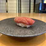 三笠鮨 - ⑩ 大間本まぐろ　１７４キロ級
      　本まぐろのトロの部分♡  脂の甘みが広がるトロの握り♡…夏は酸味…冬は甘味が強くなります♡