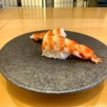 三笠鮨 - ⑫ 車海老
      　今は、獲れ高が少なくなってしまった車海老…
      高い時は一本…一尾 ６,０００ 円 近くする場合もある車海老♡  その車海老を、尾と頭の部分…ふた通りで、別々の美味しさを堪能出来ます♡