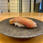 三笠鮨 - ⑭ 三重県尾鷲のカンパチ
      　脂の甘みが広がる…身の締まり…食感も素晴らしい逸品です♡