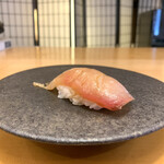 三笠鮨 - ⑧ 屋久島のシマアジ  ４.４ キロ級
      　今は、天然のシマアジは、ほとんど出回らない中、豊洲市場に、一本入ったシマアジ♡  シマアジの身の旨味…脂の甘みが広がります♡