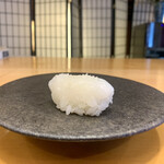 三笠鮨 - ⑦ 佐島のアオリイカ
      　口の中に運ぶと、まろやかに…トロける様な食感が楽しめ、アオリイカの甘みが広がります♡