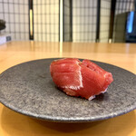 三笠鮨 - ⑨ 大間の本まぐろ はえ縄  １５２キロ級
      　本まぐろ本来の身の甘みと、赤シャリのパンチの効いた風味がベストマッチ♡  旨味・甘みが広がります♡