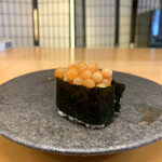 三笠鮨 - ⑬ 三笠鮨のいくら
      　口の中に運ぶと…口の中でいくらが弾けた瞬間…卵かけごはんの様な味が、口の中いっぱいに広がります♡  まさに、三笠鮨さんのいくら♡ですね♡
