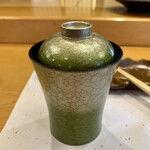三笠鮨 - ⑯ 島根県  宍道湖のシジミのお吸い物
      　優しい味のお吸い物ながらも、濃厚なシジミの旨味が広がる逸品♡ お蕎麦と一緒に食べてみたいかな…（笑）