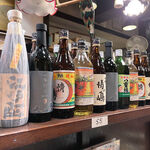 hachijoujimakyoudoryourigempachisendou - ふとカウンターの上を見ると、島焼酎のボトルがズラリと並んでいるじゃあ～りませんか（笑）