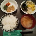 おいしいごはん屋さん 笹 - ご飯、味噌汁、副菜、スタンバイOK