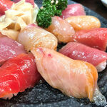 hachijoujimakyoudoryourigempachisendou - 島寿司はここの看板メニューでお客さんのほとんどが注文する一品。