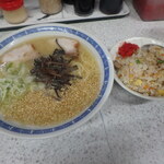 ラーメン勝龍軒 - ラーメン¥600&やきめし（半分）¥250