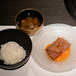 焼肉うしやま - 霜降り和牛と焼き野菜、コンソメスープ 、高級卵の磨宝卵とご飯