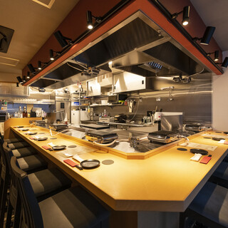 Enjoy delicious sake and gourmet food in a space that resembles a Japanese restaurant.