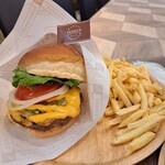 TEDDY'S Bigger Burgers - アボカドチーズAセット(＋110円でパインジュースに)