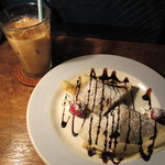 CAFE SIESTA - 焼き立てクレープ（チョコバナナ）、アイスカフェオレ
