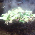 ホルモン料理専門處 利根屋 - （2013年5月31日）おまかせホルモン調理中！湯がそそります♪