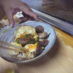 ホルモン料理専門處 利根屋 - （2013年5月31日）玉子ほぐして食べま～す