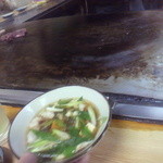 ホルモン料理専門處 利根屋 - （2013年5月31日）そしてホルモン汁（ニンニクおろしのトッピング～）・・・鉄板が盛り上がっているのが分かりますか～？