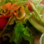 PEACE CAFE & STORE - 「ベジチーズバーガー」グリーンサラダには、前日のにさらにアボカド追加