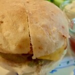 PEACE CAFE & STORE - 「ベジチーズバーガー」ベジチーズも、チェダーぽい色合いで味もそれらしいですミャ